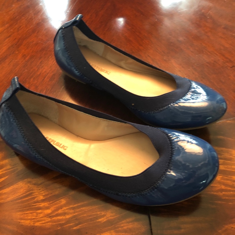 Super cute banana republic ballet flats in blue